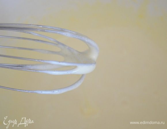 Белки взбить до мягких пиков. Добавить сахар и еще раз взбить в крепкую пену. 