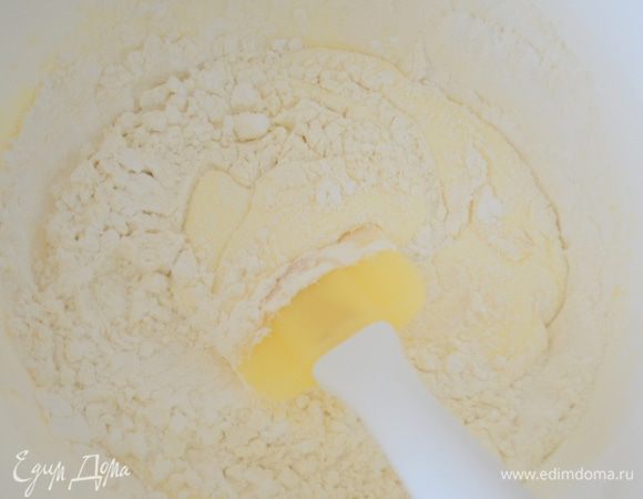 Муку и крахмал просеять в желтки и размешать лопаткой