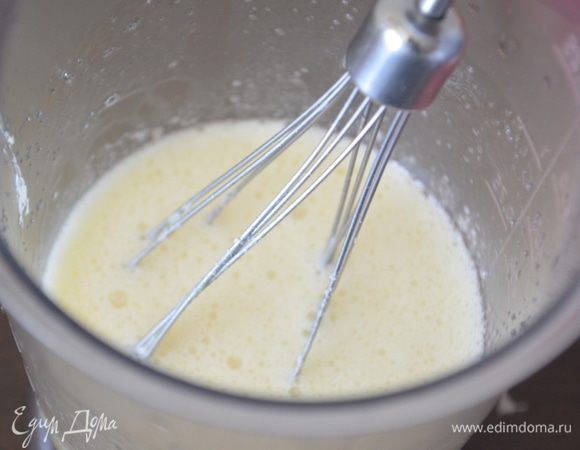 В масло по одному ввести яйца, продолжая взбивать.