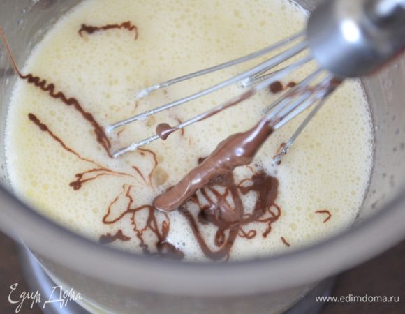 Далее, не прекращая взбивать, вводим шоколад.