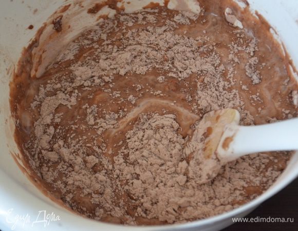 Порциями вводим кефир и жидкие ингредиенты в сухие, аккуратно размешивая при этом. То есть сначала вливаем половину кефира и масляно-яичной массы, затем размешиваем и затем уже вторую половину жидких ингредиентов. Так не будет комков.  