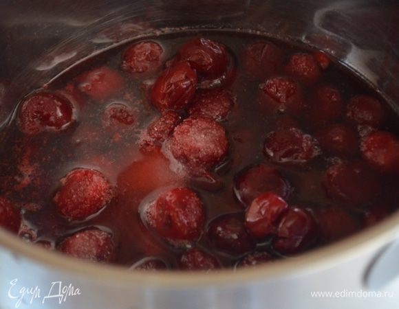 Желе: в кострюльку выкладываем ягоды, воду и сахар, доводим до кипения и варим примерно 15 минут. 