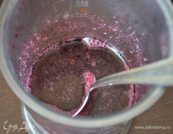 В соке распускаем желатин, даем постоять примерно 10 минут, затем прогреваем в микроволновке, чтобы он растворился и через ситечко (т. е. процеживая) вводим в ягоды. Перемешиваем и убираем в холодильник на ночь. Я так и охладила в кастрюльке. У нее тоже диаметр 22 см и такое желе идеально подошло пот торт. Можно перелить его в глубокую суповую тарелку!