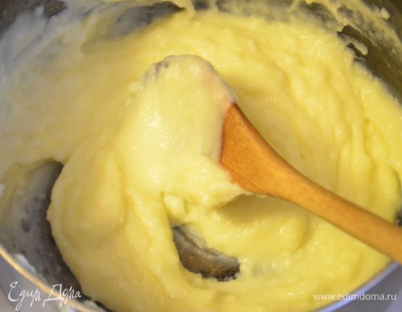 Молоко поставить на средний огонь и как оно станет теплым ввести в  него крахмальную массу и при постоянном помешивании варить до загустения. 