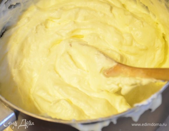 300 мл сливок взбить, добавить к ним 2/3 от заварного крема - это будет ванильный крем, он идет в торт. 