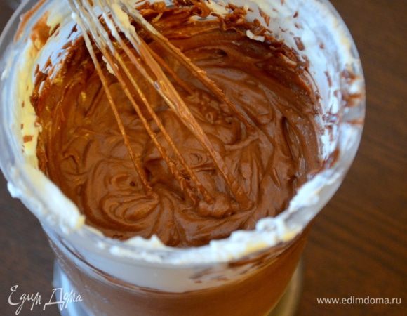 Смешать оставшийся заварной крем с растопленным шоколадом, а затем ввести порционно сливки - это шоколадный крем. 