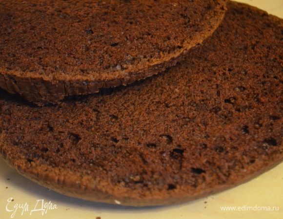 Сборка: оба коржа разрезать на 2 части.