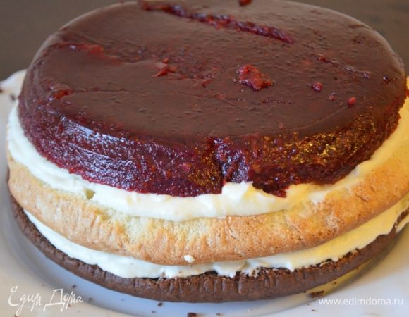 Затем белый бисквит, опять крем и желе.