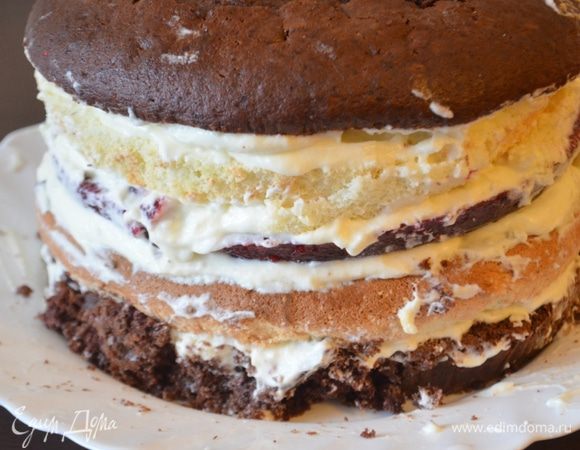 На желе крем, потом белый бисквит, крем и закрываем шоколадным коржом.