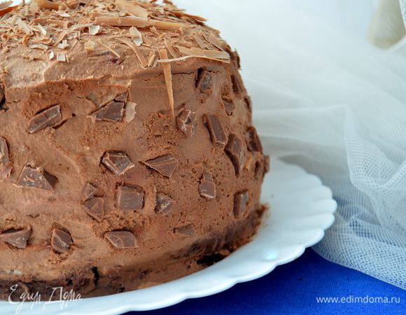 Покрываем весь торт шоколадным кремом.