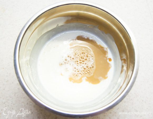 Сливки смешать в сотейнике с молоком и сахаром. Поставить на средний огонь и довести до кипения. Снять с огня, дать немного остыть. Добавить кофе, сгущенное молоко и распущенный желатин, размешать венчиком до полного растворения желатина и сгущенки. 