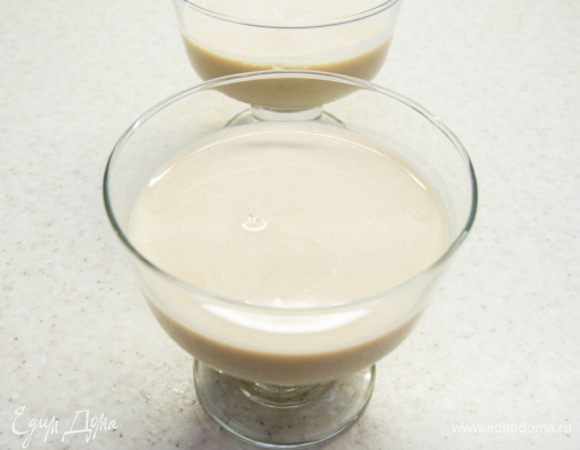 Разлить смесь по формочкам или креманкам. Дать остыть до комнатной температуры и поставить до полного застывания в холодильник.