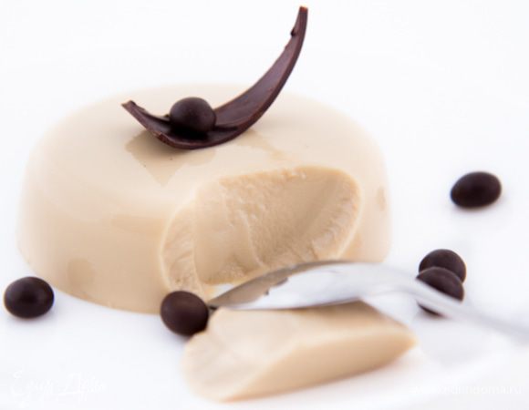 Формочку с застывшей панна коттой опустить на несколько секунд в горячую воду либо обернуть тканевой салфеткой смоченной в горячей воде, перевернуть на сервировочную тарелку, по желанию украсить и подать к столу.
Подавать панна котту можно прямо креманках, не переворачивая ее на тарелку.