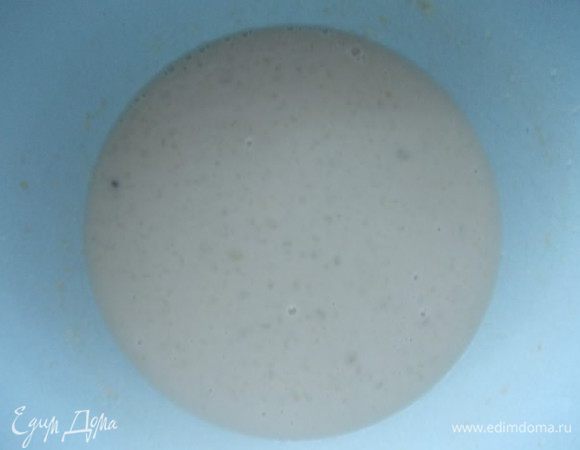 В теплое молоко, добавляем дрожжи и оставляем на 10 минут.