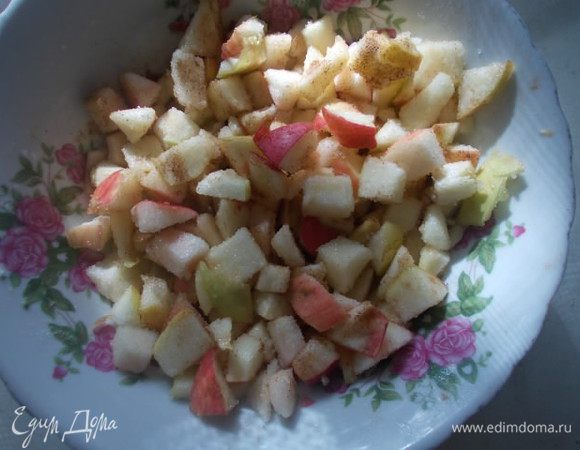 Тем временем, порежем яблоки мелким кубиком. Добавим сахар,корицу и ваниль( Права была Танюша(Солоха) аромат потрясающий при запекании) Перемешиваем и оставляем в стороне.