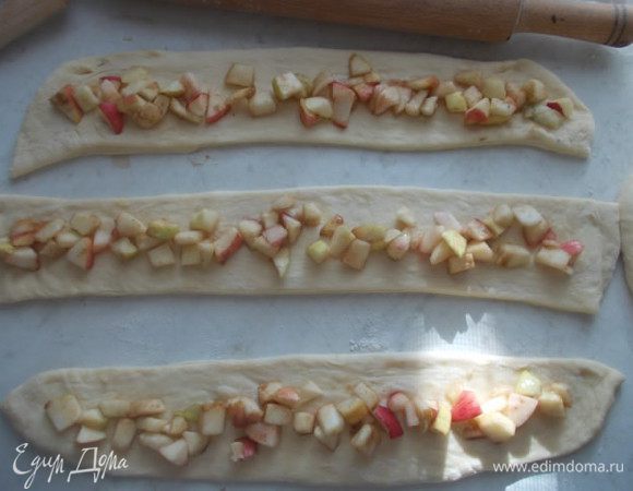 Каждый прямоугольник разрезаем на три части. На каждую выкладываем начинку из яблок.