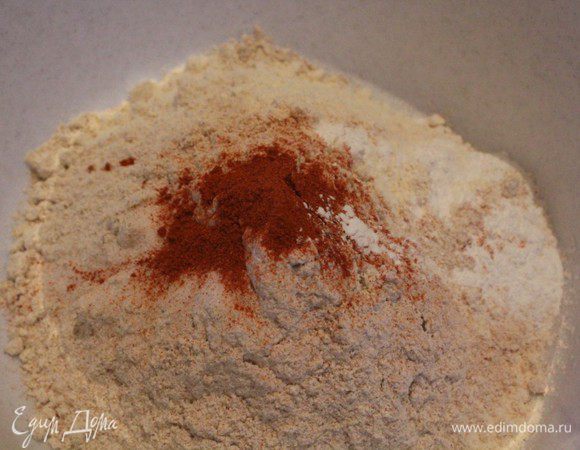Смешать все сухие ингредиенты - оба вида муки, паприку, соль и разрыхлитель.