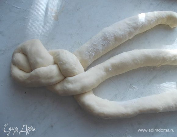 Заплетаем из трех полосок косу. У нас их получается две.