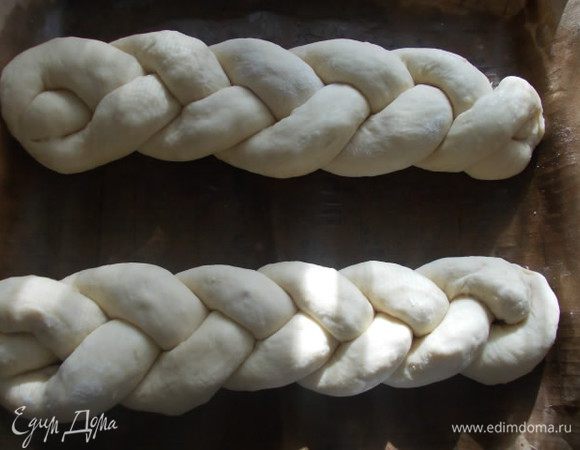 Выкладываем наши косы на смазанный противень и даем подойти 20 минут. 