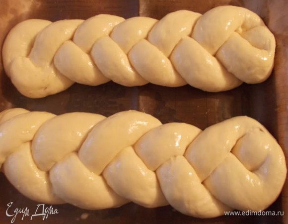 Затем смазываем желтком и отправляем в разогретую духовку 200С. пока наши косы не станут румяными.