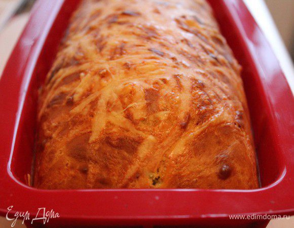 Выпекать кекс в предварительно разогретой духовке 45-50 минут при температуре 180 градусов. Готовность проверять при помощи деревянной палочки. Мой кекс был готов примерно через 30 минут, ориентируйтесь на свою духовку.