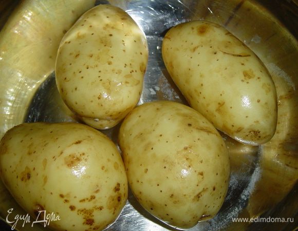 Картофель моем, отвариваем в кожуре и добавляем после закипания немного соли.