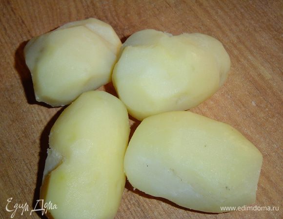  Готовому картофелю даем остыть, затем очищаем его и пюрируем .