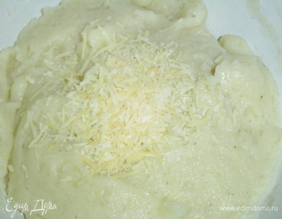 В картофельное пюре добавляем растопленное сливочное масло, 