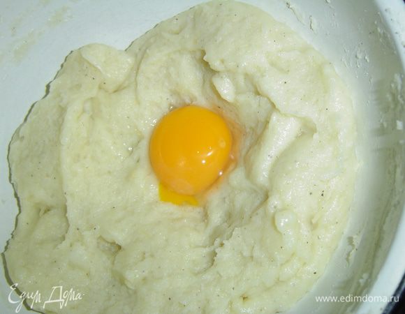перемешиваем все, в конце кладем желток и еще раз тщательно вымешиваем.