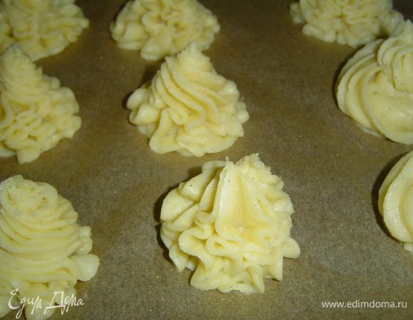 Противень застилаем пергаментной бумагой, а нее, используя кондитерский мешок с насадкой звездочка, выдавливаем пирамидки 4-5 см в диаметре. Выпекаем при температуре 200 гр. около 15 минут до зарумянивания. 