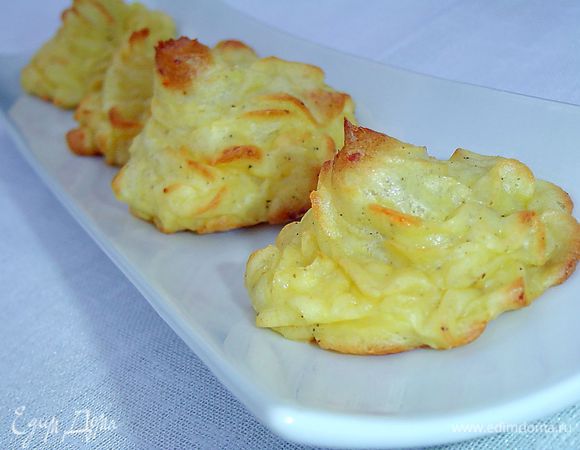 Подавать как гарнир или как самостоятельное блюдо. Будьте уверены, что ваши гости по достоинству оценят такую картошечку!
Приятного аппетита!