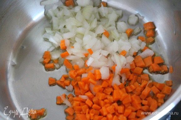 Обжариваем в сотейнике с оливковым маслом мелко резаный лук и морковь.