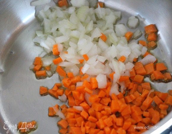 Обжариваем в сотейнике с оливковым маслом мелко резаный лук и морковь.