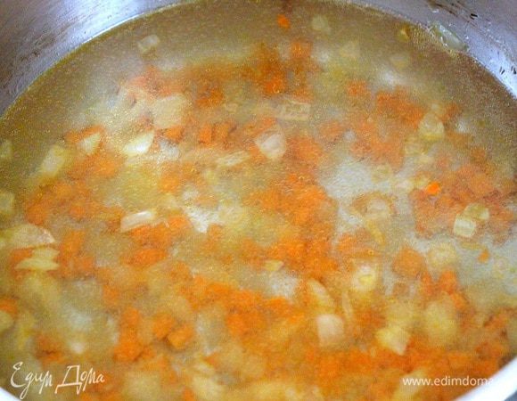 Когда лук станет прозрачным, вливаем белое вино.