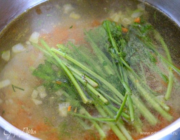 Добавляем 100 мл холодной воды, стебли петрушки, тушим 30 мин. после возобновления кипения.