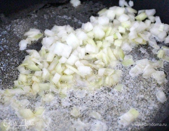 Мелко нарезаем лук-шалот и обжариваем его на сковороде со сливочным маслом.