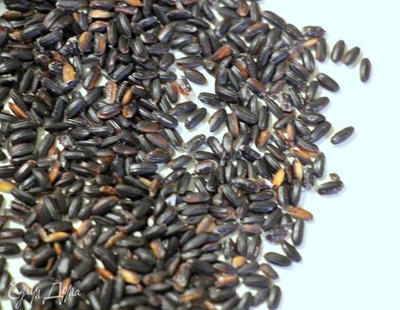 Добавляем в него чёрный рис, немного прожариваем.