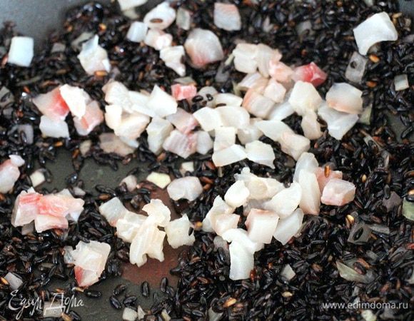 Обрезаем края рыбного филе и добавляем к рису.