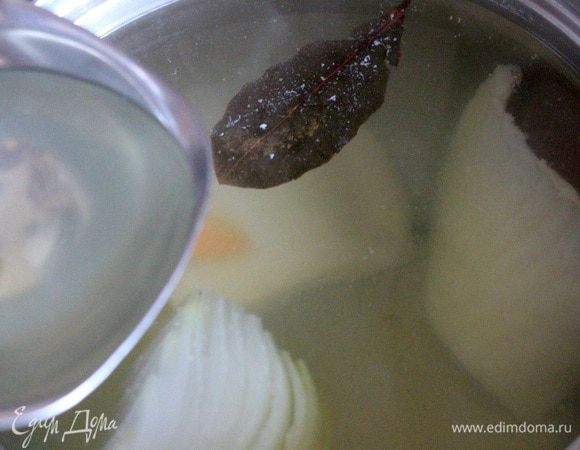 Вливаем половину приготовленного бульона (пару кусочков рыбы, пол-луковицы и моркови, лавровый лист, 3 горошка перца). 