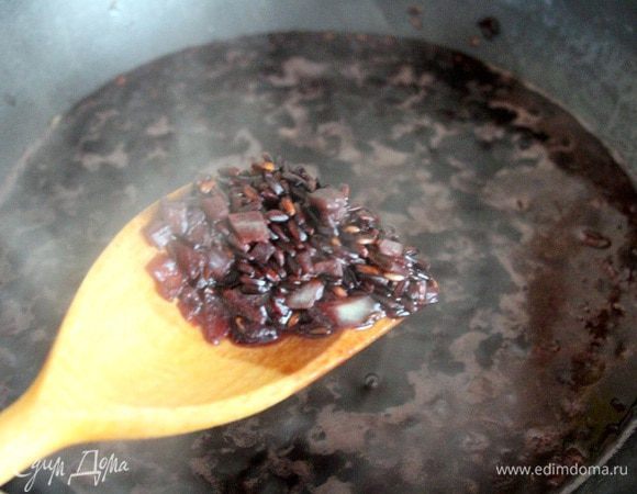 Затем по необходимости доливаем остальной бульон и доводим рис до готовности.