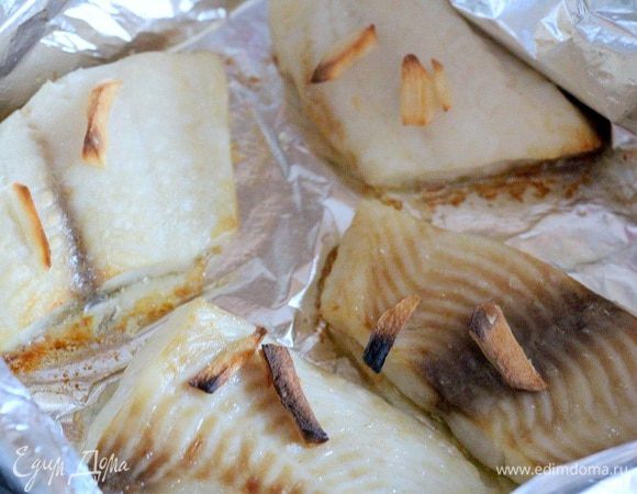 Запекаем рыбу в духовке при 200 градусах 15 минут.