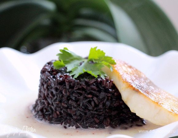 Овощной бульон процеживаем и увариваем вместе со сливками, добавляем соль, перец и вводим разведенный в 2 ст. л. остывшего бульона крахмал. Несколько ложек соуса выливаем на тарелку, в центр выкладываем рис и рыбу.