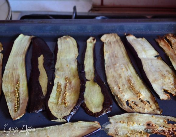 Далее баклажаны запечь (немного смазав оливковым  маслом. что-бы баклажаны не высохли) , или обжарить на небольшом количестве растительного масла.
Смешать рикотту, рубленным базилик, пармезан, соль и перец.