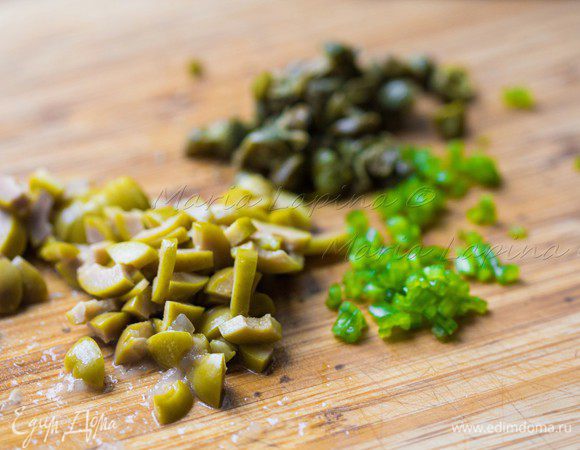 Мелко нарубить перец чили, каперсы и оливки на небольшие кубики.