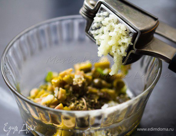 В миске смешать чили, каперсы и оливки, выдавить чеснок. Добавить оливкового масла, итальянских трав и дать 5 минут настояться.