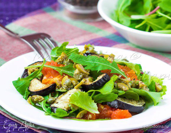 Готовые баклажаны разрезать на половинки. На каждую тарелку выложить горсть листьев, добавить баклажан и несколько томатов. Сверху густо полить получившейся заправкой.