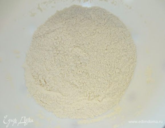 Просеять муку, высыпать соль, добавить разрыхлитель и хорошо перемешать.
