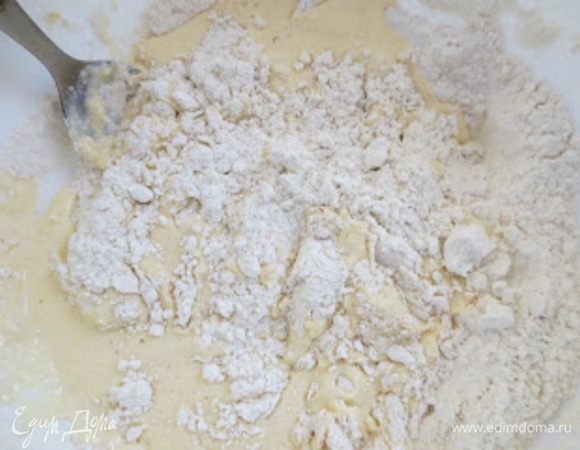 Муку просеять и добавить молочно-яичную массу.
