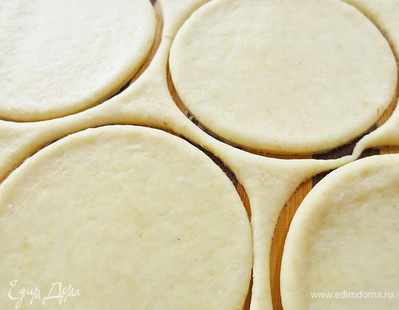 Готовое тесто раскатать и вырезать из него кружочки.