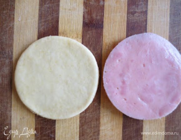 Такого же размера вырезать кружочки из ветчины.
